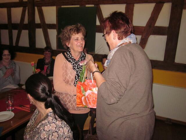 Festakt 10 Jahre Ehrenamt- Johanna Reinhardt überreicht Bernadette Schäufler ein Präsent als Dankeschön