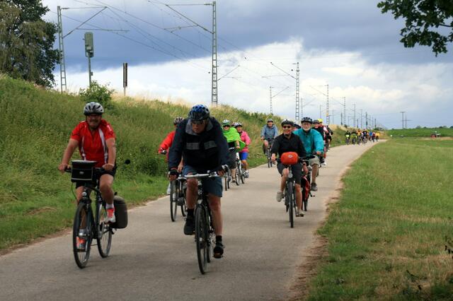 30 Radler der Diakonie auf der 4-Flüsse-Tour über 400 km. 
Fotograf: Erich Müller | Foto: Erich üller