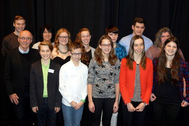 Die geehrten FlossenschwimmerInnen und TrainerInnen (T.) (v.li.): Patrick Bauer, Heinz-Jürgen Kutterolf(T.), Marion Wagner (T.), Lars Baier, Frederike Hoppe, Tobias Fabriz, Julia Möst, Janina Fabriz, Sebastian Bauer, Caroline Weingärtner, Julian Wagner, Petra Bauer(T.), Isabell Bauer (es fehlt: Antonia Tischer)
Fotograf: MB | Foto: MB