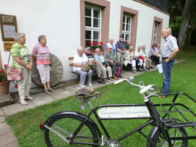 Eine Gruppe vor dem Brotmuseum in Ebergötzen.
Fotograf: Rosemarie Schober, Ort: Ebergötzen | Foto: Rosemarie Schober