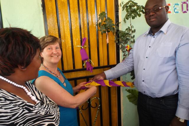 Albertina Wilhelm, Margret Knoche und Ernst Katjiku eröffnen das Suppenküchengebäude