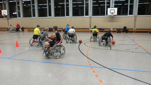 Rollstuhl fahren und dabei den Ball nicht verlieren erfordert viel Geschick!