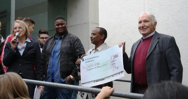 Schulleiterin Sabine Knapp hält eine Ansprache bei der Übergabe der 2000€ für Eritrea