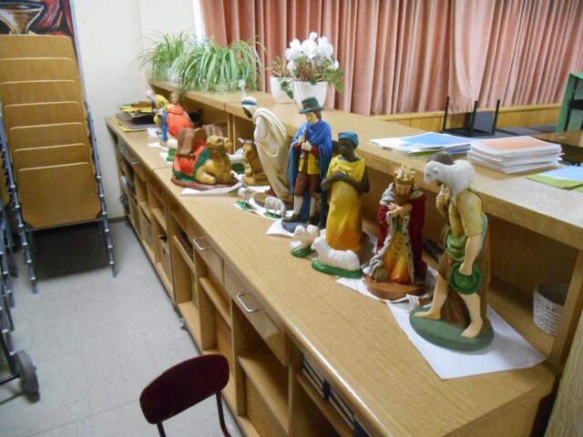 Die Krippenfiguren erstrahlem nach dem Acrylfarben-Anstrich in neuem Glanz.
Fotograf: Simon Ebert, Ort: Kath. Kirche Gemmingen | Foto: Simon Ebert