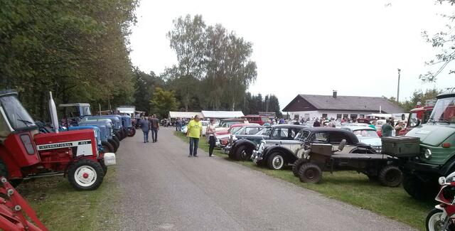 Die Allee der Traktoren und Automobile.