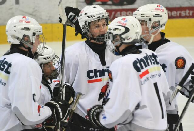 Oft kamen die Jungfalken an diesem Wochenende zum Jubeln zusammen.
Fotograf: Chris Kuen, Ort: Kolbenschmidt Arena | Foto: Chris Kuen