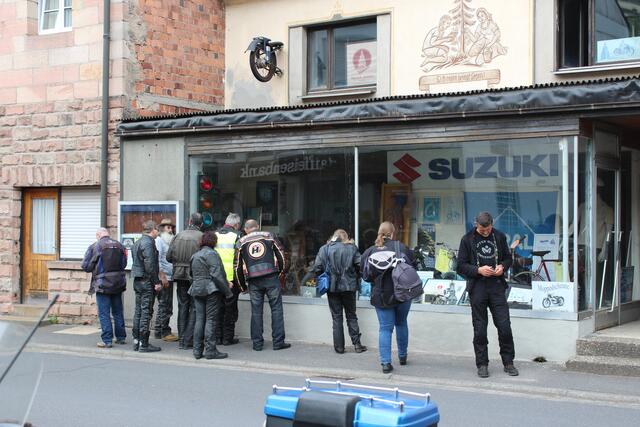 Die Gruppe vor der Mopedscheune in Heigenbrücken.