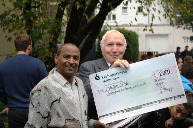 Mandred Weiß und Abraham Haile freuen sich über 2000€ von Schülern der Helene-Lange-Realschule für Eritrea