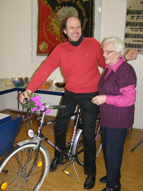 Ein Fahrrad für Vorstand Siegfried Schullerus | Foto: Chorgemeinschaft Morsbach/Nitzenhausen