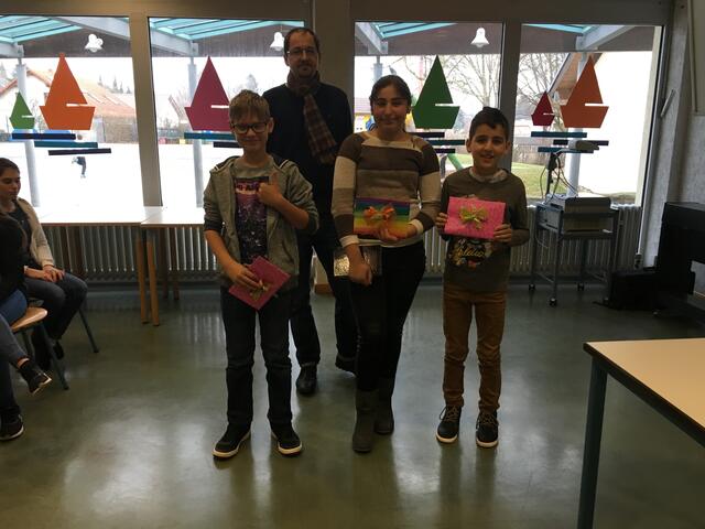 Die stolzen VorleserInnen mit Lehrer Alexander Hering!