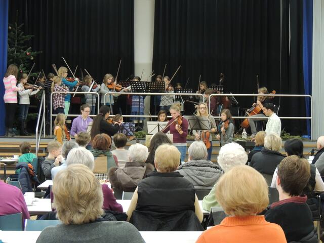 Sie ließen kein bekanntes Weihnachtslied aus: die Streicher des ZGB.