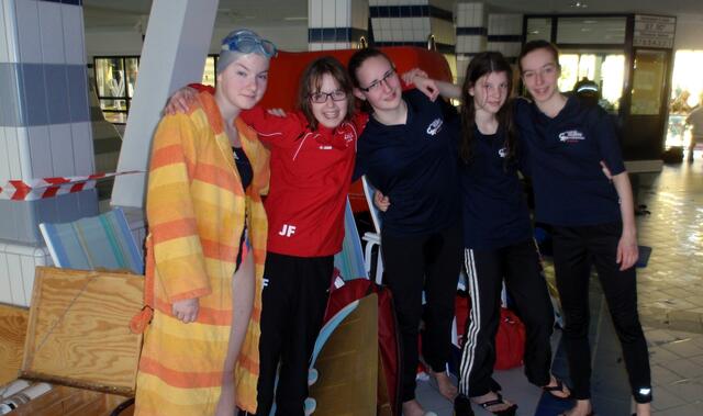 Lara Bühl, Janina Fabriz, Annika Bernion, Isabell Bauer und Caroline Weingärtner in der Aufwärmphase (v.li.)
