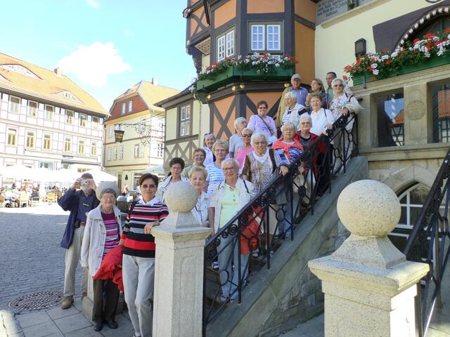 Ein Teil der Gruppe auf der Treppe des malerischen Rathauses in Wernigerode.
Fotograf: Rosemarie Schober, Ort: Wernigerode | Foto: Rosemarie Schober