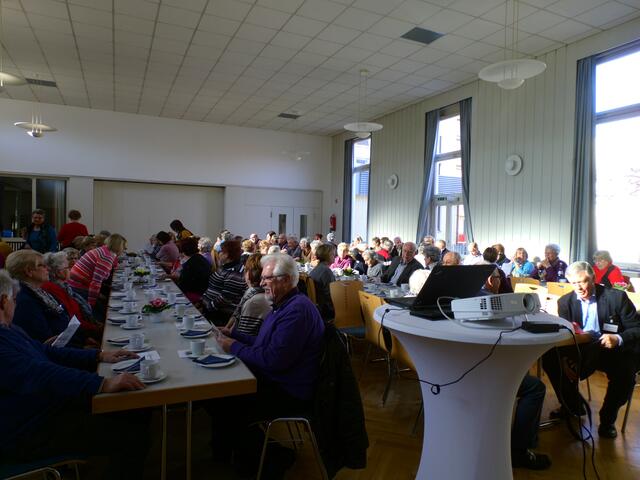 Bürgertreff-Gäste warten auf die Programmvorstellung.
Fotograf: Rosemarie Schober, Ort: Neckarsulm | Foto: Rosemarie Schober