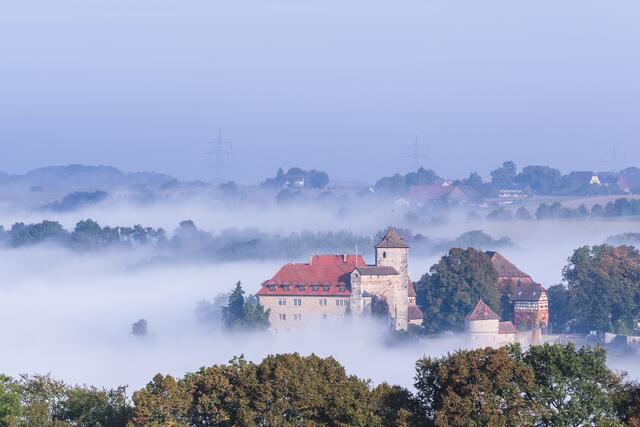 Schloß Stetten - Eingehüllt im Morgennebel vom Kochertal
