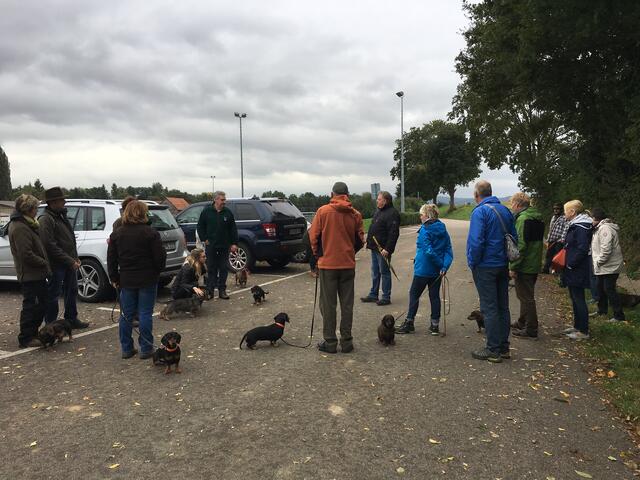 Treffpunkt zur Wanderung am Sportplatz in Bitzfeld