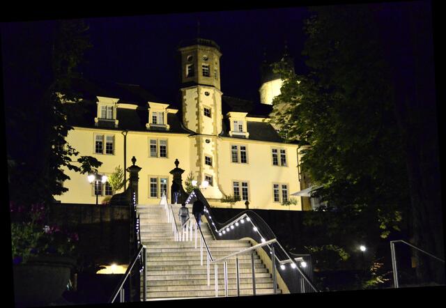 Blick von der Hofgartentreppe auf SchlossÖhringen bei Nacht