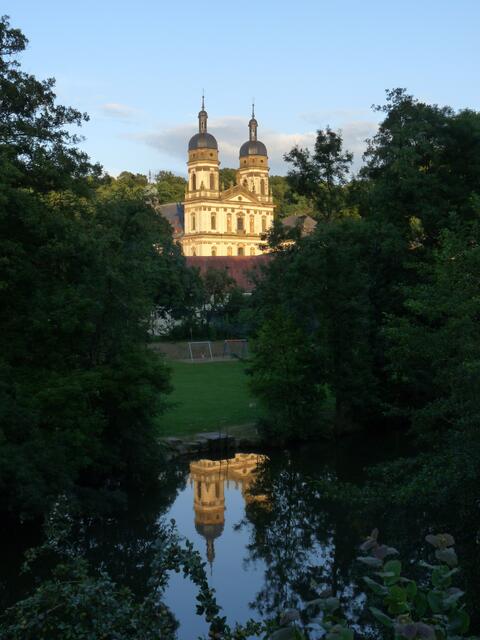 Klosterkirche von Schöntal spiegelt sich in der Jagst