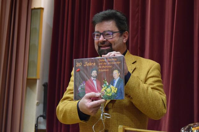 Jochen Hennings freut sich über ein Fotobuch zu seinem Jubiläum