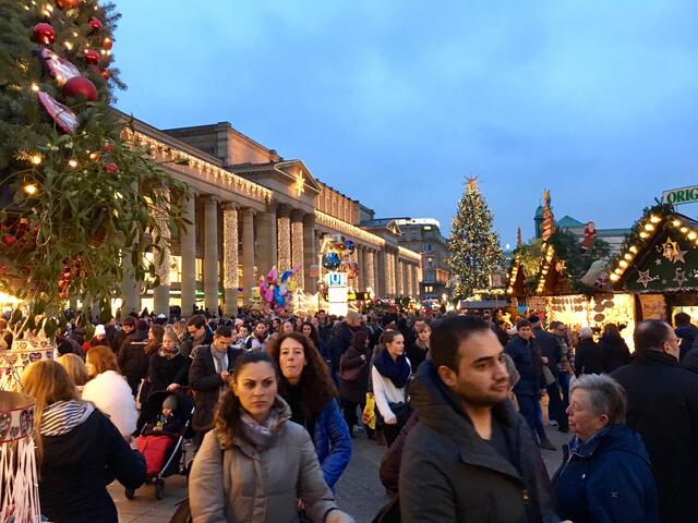 Auf diesem Bild sieht man sehr gut die wunderschön dekorierte Königsalle, die Stände und den Weihnachtsbaum auf einem einzigen Bild. Der Stuttgarter Weihnachtsmarkt ist mein Favorit.
