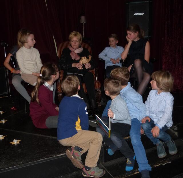 Zur Weihnachtsgeschichte versammelte Lioba Diepgen bei der Weihnachtsfeier des Rotary Clubs Heilbronn-Unterland Kinder der Clubfreunde um sich.