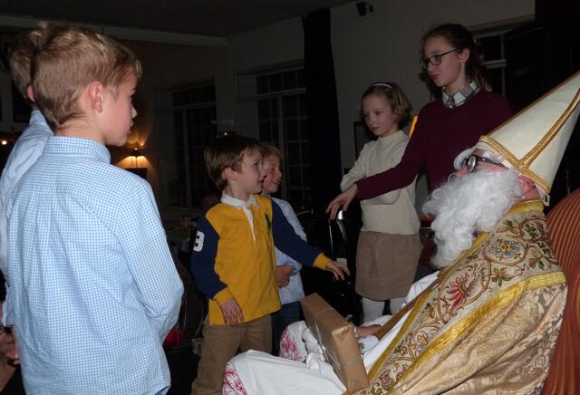 Der Nikolaus kam zur Familienweihnachtsfeier des Rotary Clubs Heilbronn-Unterland und bescherte Kinder der Clubfreunde.