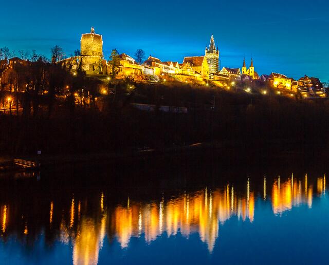 weihnachtliche Skyline von Bad Wimpfen mit Spiegelung im Neckar