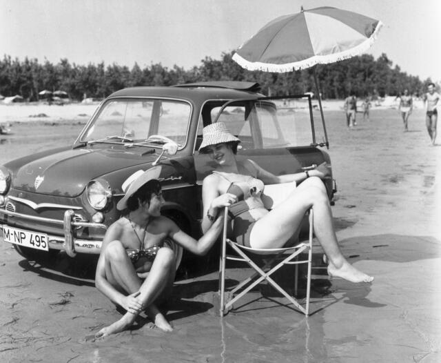Ursprünglich solle der Prinz Lido heißen - fürs Pressefoto brachten die Neckarsulmer ein Exemplar und zwei Prinzessinnen an den NSU-Strand bei Venedig. Foto: Audi