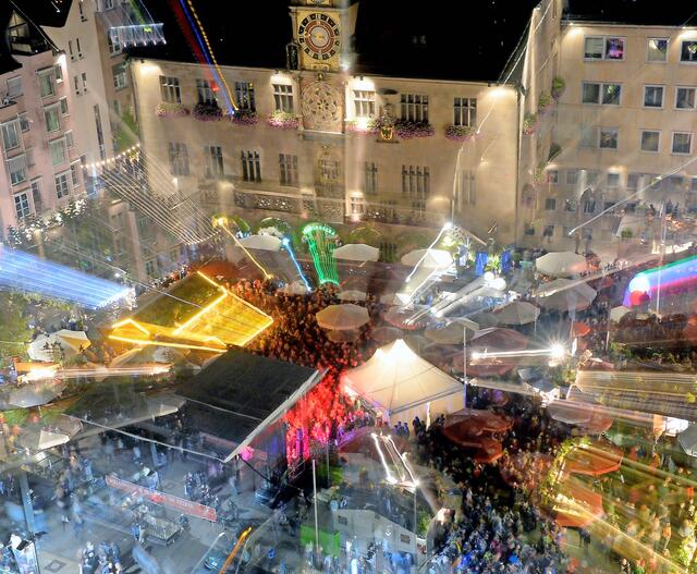 Heilbronn gilt für viele als Hauptstadt des Württembergers. Zumindest im September macht sie diesem Titel alle Ehre: beim Weindorf. An diesen zehn, elf Tagen wird die Stadt tatsächlich zum Herz der Weinregion.