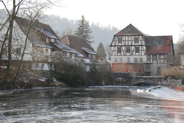 Der zugefrorene Kocher mit Blick auf die Alte Kochermühle.