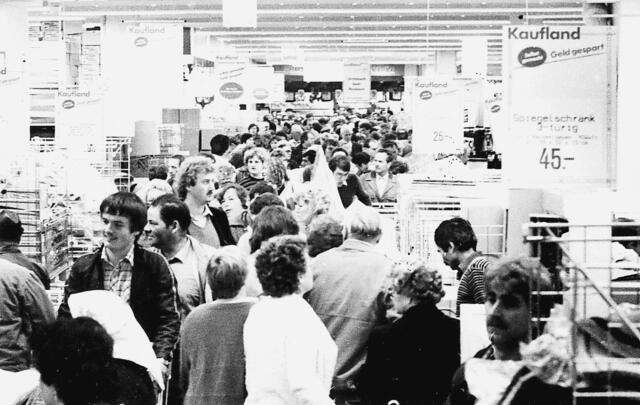 Am 11. September 1984 schreibt Lidl & Schwarz mit der Eröffnung des Neckarsulmer Kauflands Handelsgeschichte. 30 000 Kunden drängten sich am ersten Tag durch den für damalige Verhältnisse unvorstellbar großen Markt.