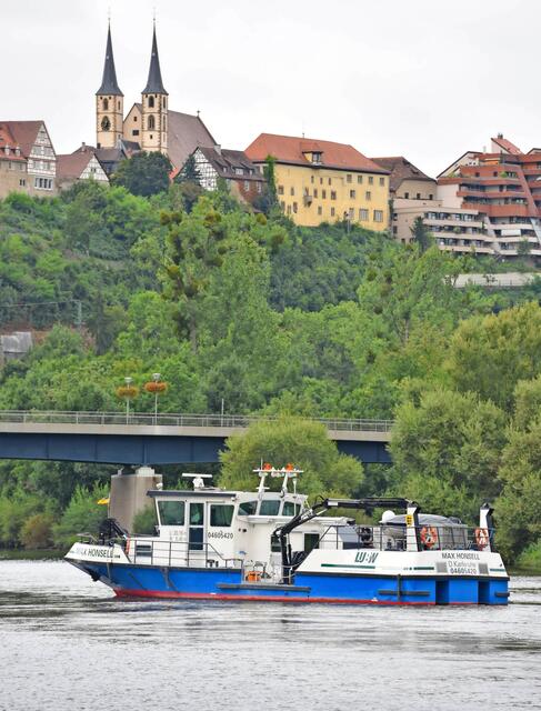 Ob auf einem Ausflugsschiff, einem Frachter oder einem Boot, das Wasserwerte misst – eine Neckarschifffahrt birgt viele Reize: zwischen Industrie und Natur, zwischen historischen und modernen Bauten wie hier in Bad Wimpfen. Foto: Uwe Anspach