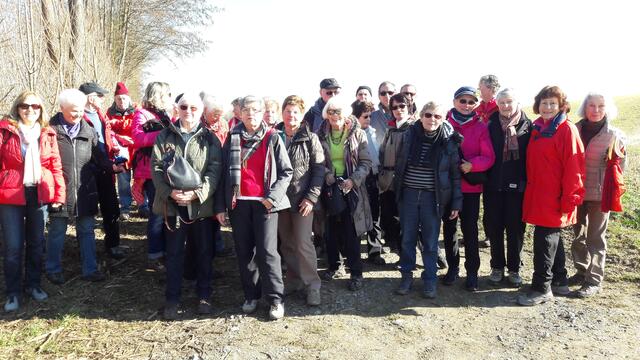 Kneipp-Verein-Wandergruppe bei kurzer Pause mit Verstärkung.