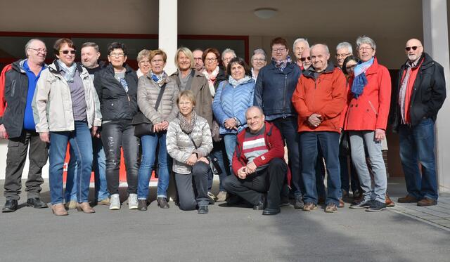 Klassenfoto nach mehr als 50 Jahre an gleicher Stelle der Alten Schule in Forchtenberg