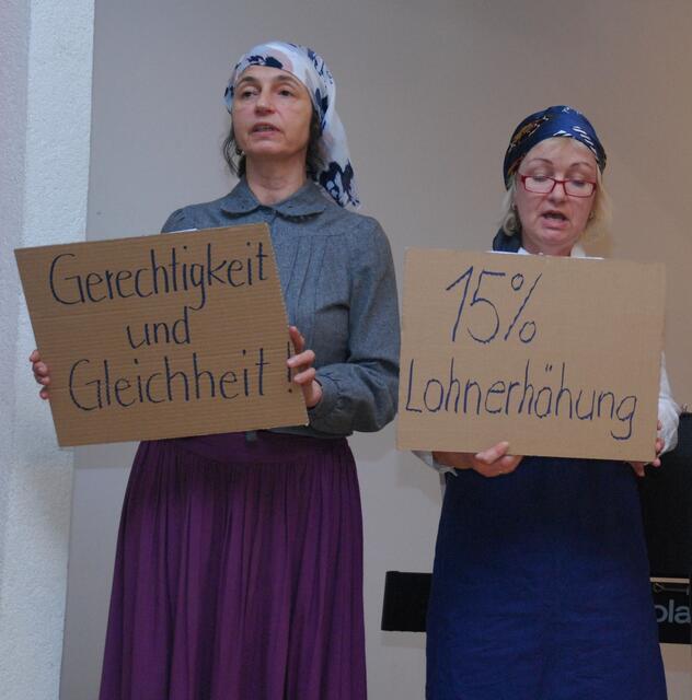 Jutta Nimmann und Elke Lehmann als streikende Textilarbeiterinnen 1912 in Lawrence, USA