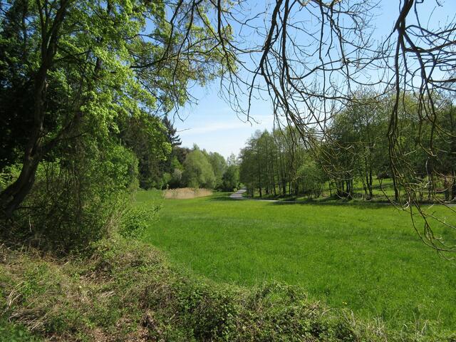 Im Tal liegt Hammerau, hier auf dem Rundweg stehen einige Skulpturen.