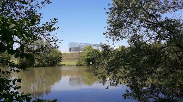 Gleich hinter dem Naturschutzgebiet Ilvesbach liegt die Sinsheimer Badewelt
