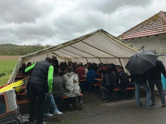 Volles Zelt, trotz schlechtem Wetter, am 1. Mai