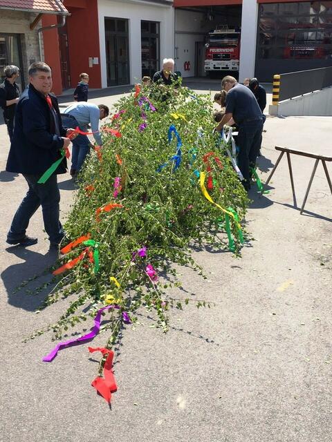 Die Altersfeuerwehr schmückt den Baum