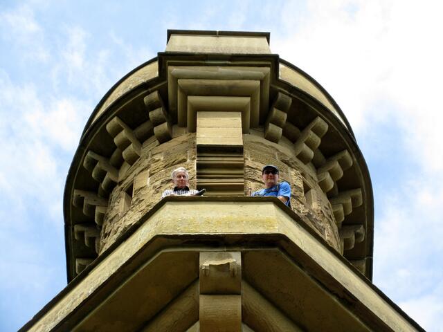 Erich mit Erich auf dem Turm. Diese beiden wagten die Aufstieg während der Rest eine Rast machte.