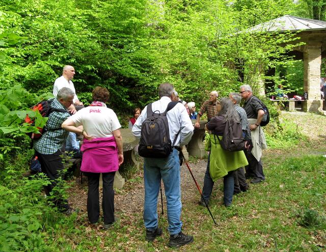 Köpferquelle: Was sehr selten passiert und nur für ganz besondere Gäste, dass Veit Imlin persönlich erscheint und seine Lebensgeschichte erzählt. Aufmerksam hörten die Wanderer ihm zu.