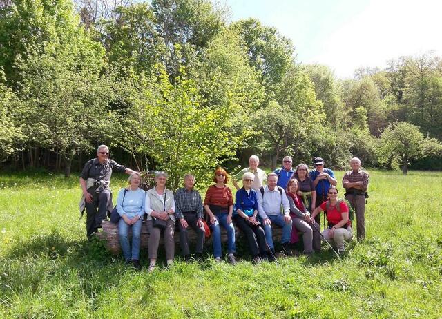 Wiese beim Ehrenfriedhof: Diesen schönen Platz für das Gruppenfoto hat der Fotograf der Untertürkheimer mit sicherem Blick ausgesucht, ist er doch Meister | Foto: Thomas Pfeiffer