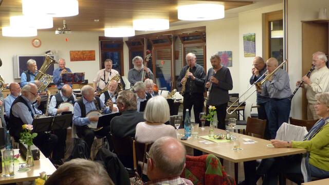 Die große Jam-Session der Friends of Dixieland mit 17 Musikern im Mehrgenerationenhaus.