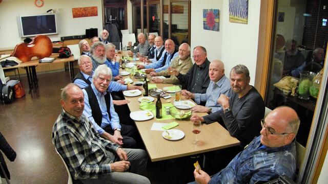 Die Musiker und Saitenfreunde beim Verspeisen der Saitenwürste nach dem Konzert im Mehrgenerationenhaus