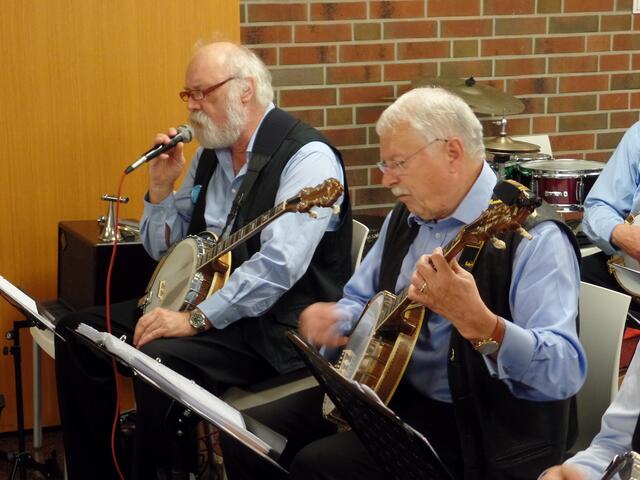 Hans Hepting singt den Blues bei den Stäffeles Banjorutschern im Mehrgenerationenhaus