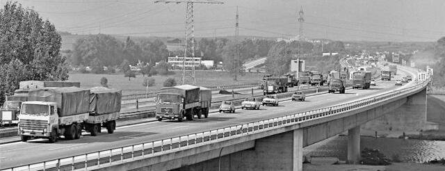 Der Neckartalübergang in den 1970er Jahren: Mit den Autobahnen A 6 und A 81 wurde Heilbronn wieder zu einem bedeutenden Verkehrsknotenpunkt. Heute herrscht hier allzu oft Stillstand. Foto: Archiv/Eisenmenger