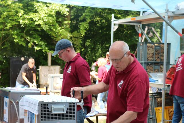 Der Zapfhahn stand kaum still - Gerold Spazierer (links) und Klaus Muth