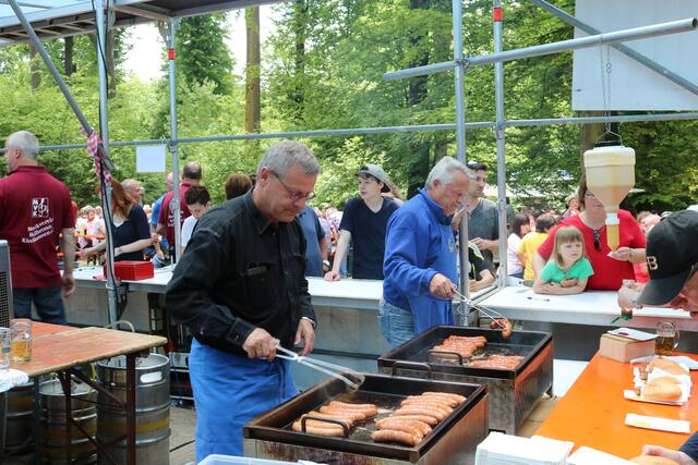 Alban Hornung (links) und Gerhard Allin am Würstles-Grill