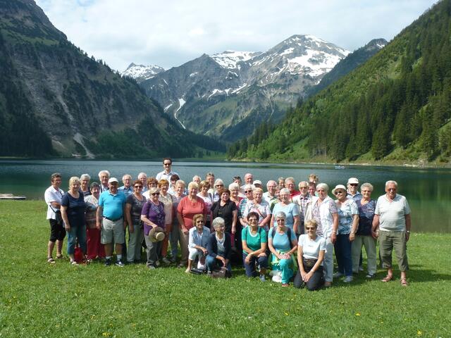 Neuensteiner Albvereinssenioren vor dem Vilsalpsee
