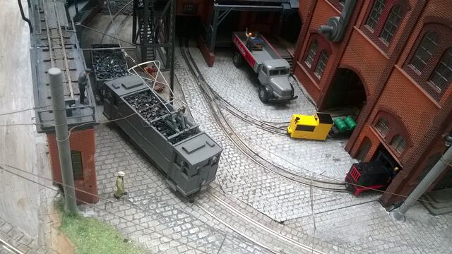 Eine Industrieanlage mit Straßenbahnverkehr und Werkbahn